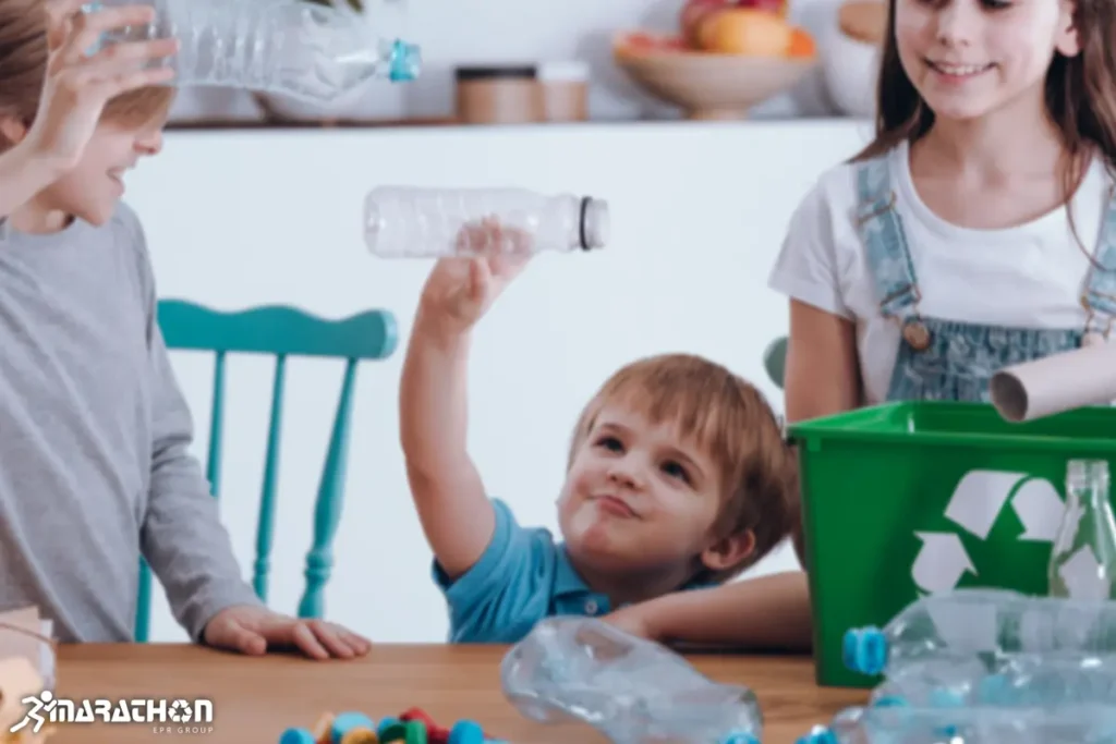 copii care recicleaza PET-uri acasa