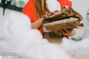 femeie care reciclează hartie