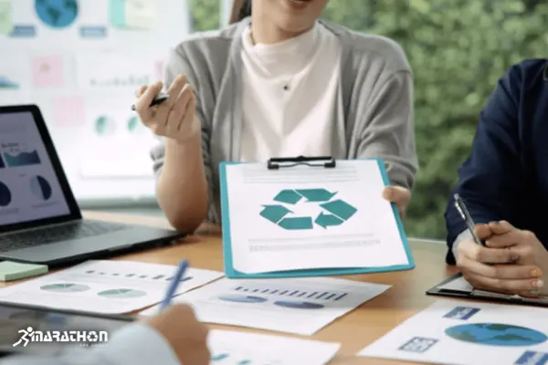 profesionisti la birou care discuta de reciclare