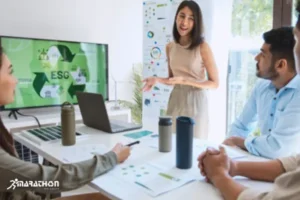 femeie care prezinta raportarea ESG in birou