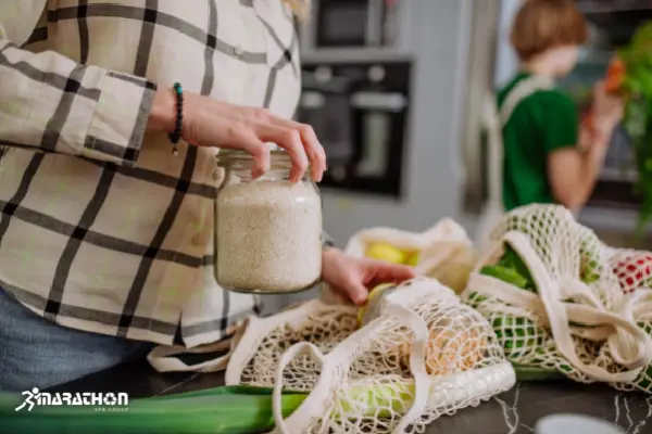 femeie care despacheteaza alimente locale cu ambalaje zero-waste