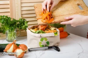 femeie care arunca coji de legume in recipient pentru compost