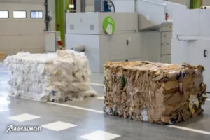  baloturi de carton si hartie stivuite pentru reciclare