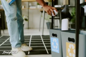 barbat care arunca hartia in pubela albastra pentru reciclare