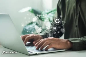 barbat cu magazin online care lucreaza pe laptop