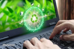 laptop cu pictograme de mediu in concept ecologic